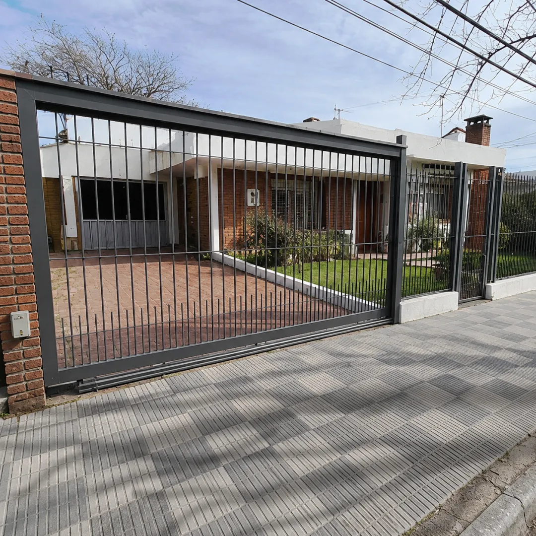 Portón corredizo en casa de ladrillos — trabajo de herrería de Hierro Fach